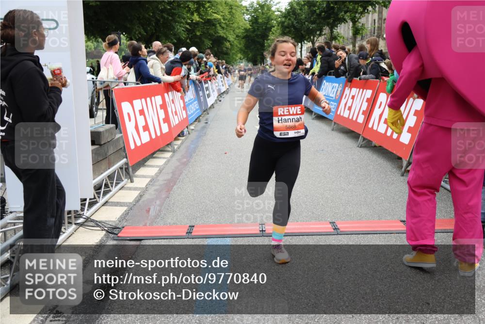 14.06.2026 - REWE Women's Run Strokosch-Dieckow http://msf.ph/oto/9770840 14.06.2026 10:56:19 Ziel 5277, 5451, 5790, 5868 meine-sportfotos.de
