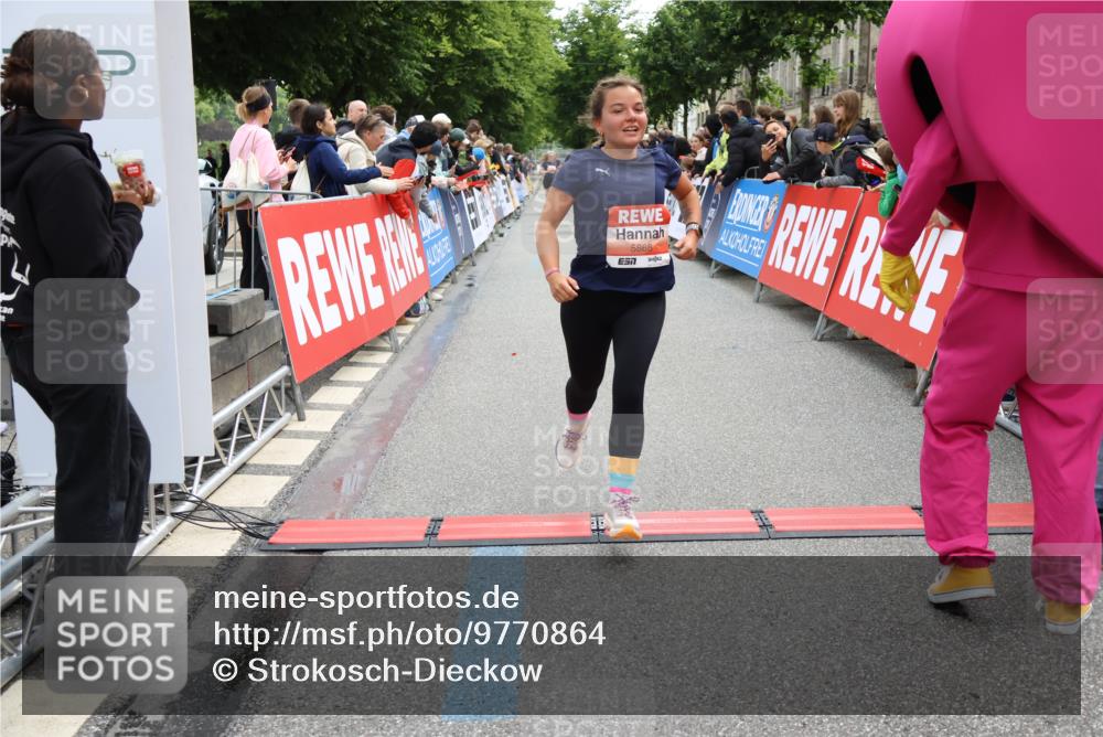 14.06.2026 - REWE Women's Run Strokosch-Dieckow http://msf.ph/oto/9770864 14.06.2026 10:56:19 Ziel 5277, 5451, 5790, 5868 meine-sportfotos.de