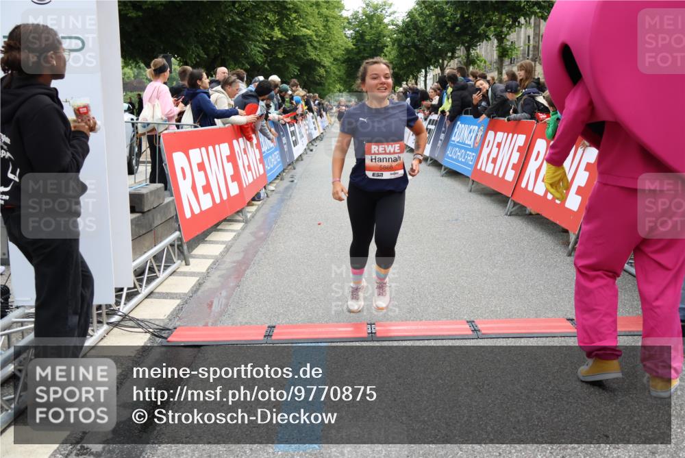 14.06.2026 - REWE Women's Run Strokosch-Dieckow http://msf.ph/oto/9770875 14.06.2026 10:56:19 Ziel 5277, 5451, 5790, 5868 meine-sportfotos.de