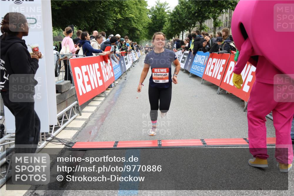 14.06.2026 - REWE Women's Run Strokosch-Dieckow http://msf.ph/oto/9770886 14.06.2026 10:56:19 Ziel 5277, 5451, 5790, 5868 meine-sportfotos.de