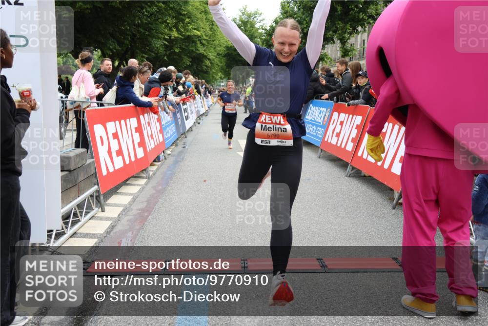 14.06.2026 - REWE Women's Run Strokosch-Dieckow http://msf.ph/oto/9770910 14.06.2026 10:56:17 Ziel 5277, 5451, 5790, 5868 meine-sportfotos.de