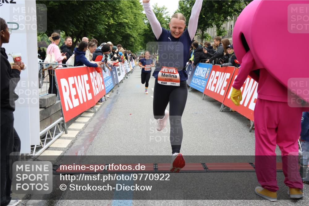 14.06.2026 - REWE Women's Run Strokosch-Dieckow http://msf.ph/oto/9770922 14.06.2026 10:56:17 Ziel 5277, 5451, 5790, 5868 meine-sportfotos.de