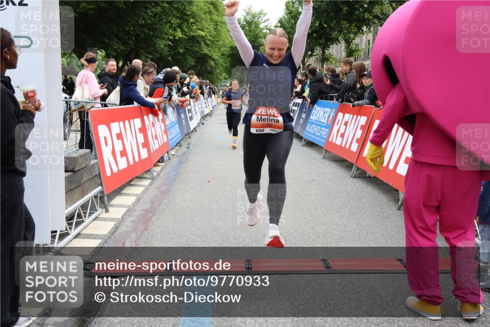 14.06.2026 - REWE Women's Run Strokosch-Dieckow http://msf.ph/oto/9770933 14.06.2026 10:56:17 Ziel 5277, 5451, 5790, 5868 meine-sportfotos.de