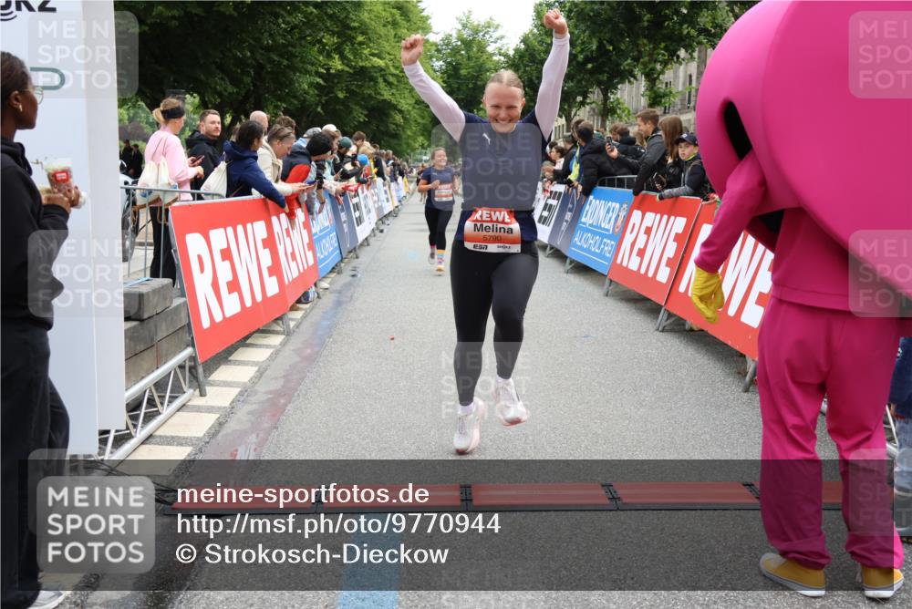 14.06.2026 - REWE Women's Run Strokosch-Dieckow http://msf.ph/oto/9770944 14.06.2026 10:56:17 Ziel 5277, 5451, 5790, 5868 meine-sportfotos.de