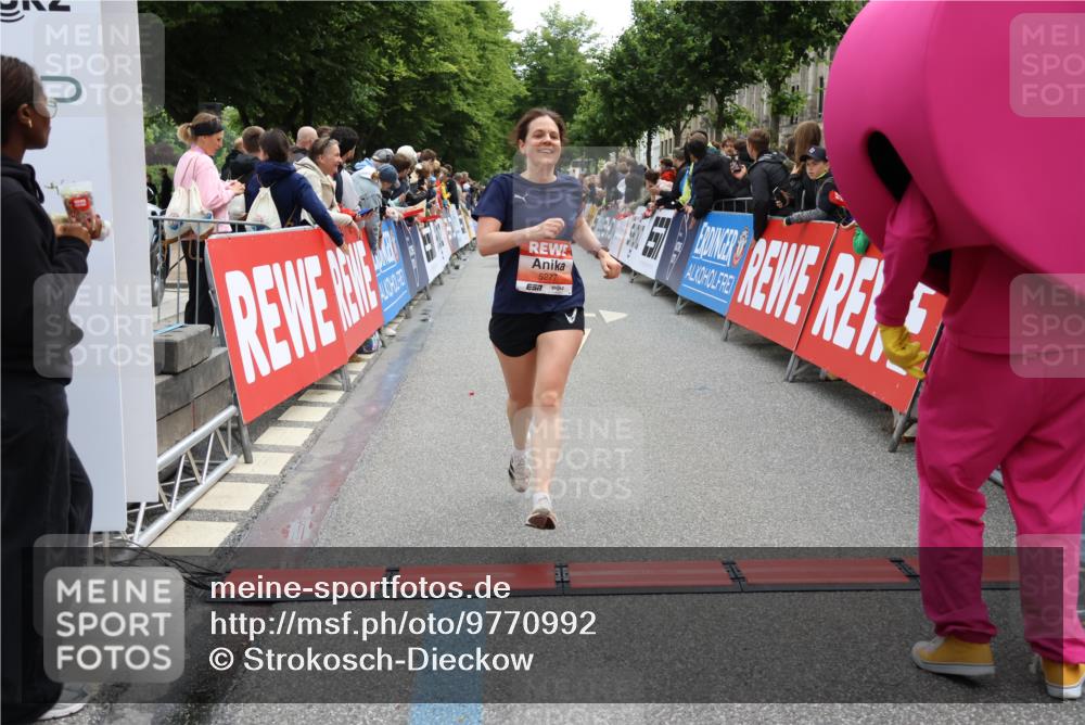 14.06.2026 - REWE Women's Run Strokosch-Dieckow http://msf.ph/oto/9770992 14.06.2026 10:56:14 Ziel 5277, 5451, 5790 meine-sportfotos.de
