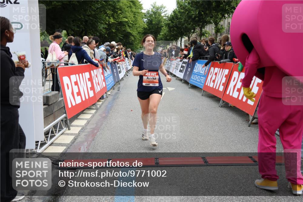 14.06.2026 - REWE Women's Run Strokosch-Dieckow http://msf.ph/oto/9771002 14.06.2026 10:56:14 Ziel 5277, 5451, 5790 meine-sportfotos.de