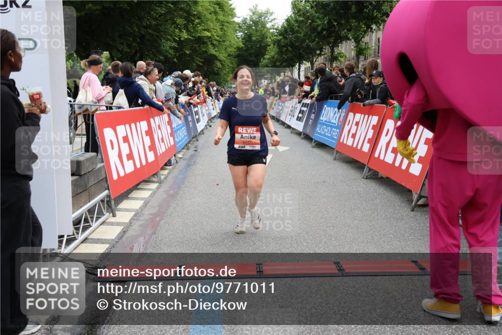 14.06.2026 - REWE Women's Run Strokosch-Dieckow http://msf.ph/oto/9771011 14.06.2026 10:56:14 Ziel 5277, 5451, 5790 meine-sportfotos.de