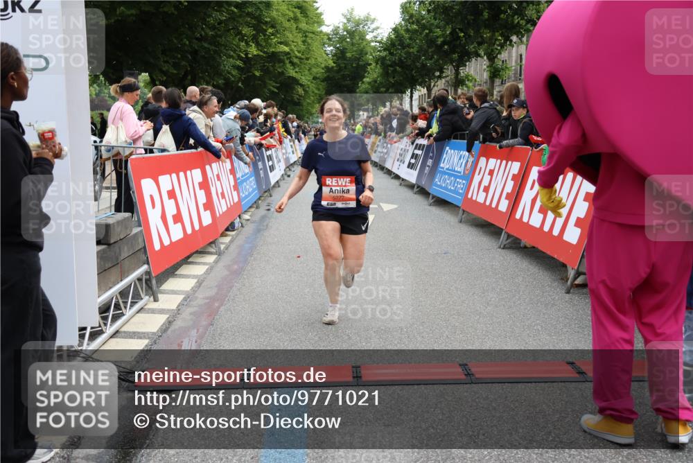 14.06.2026 - REWE Women's Run Strokosch-Dieckow http://msf.ph/oto/9771021 14.06.2026 10:56:14 Ziel 5277, 5451, 5790 meine-sportfotos.de