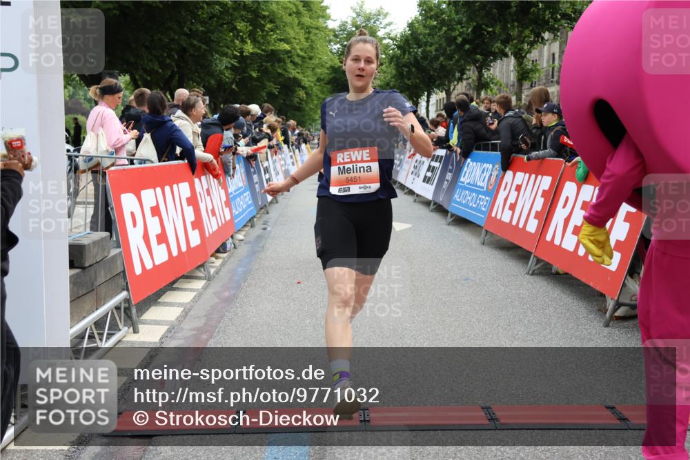 14.06.2026 - REWE Women's Run Strokosch-Dieckow http://msf.ph/oto/9771032 14.06.2026 10:56:12 Ziel 5277, 5451, 5979 meine-sportfotos.de