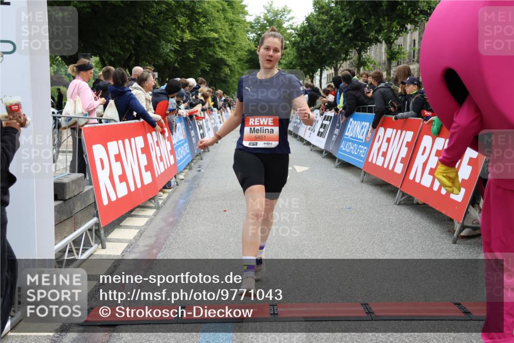 14.06.2026 - REWE Women's Run Strokosch-Dieckow http://msf.ph/oto/9771043 14.06.2026 10:56:12 Ziel 5277, 5451, 5979 meine-sportfotos.de
