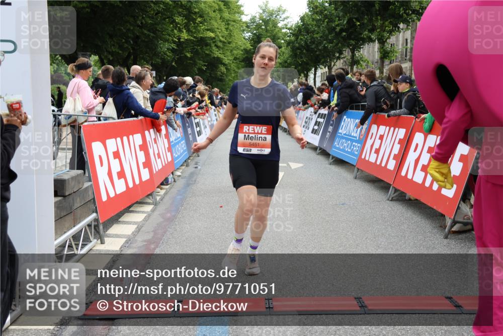 14.06.2026 - REWE Women's Run Strokosch-Dieckow http://msf.ph/oto/9771051 14.06.2026 10:56:12 Ziel 5277, 5451, 5979 meine-sportfotos.de