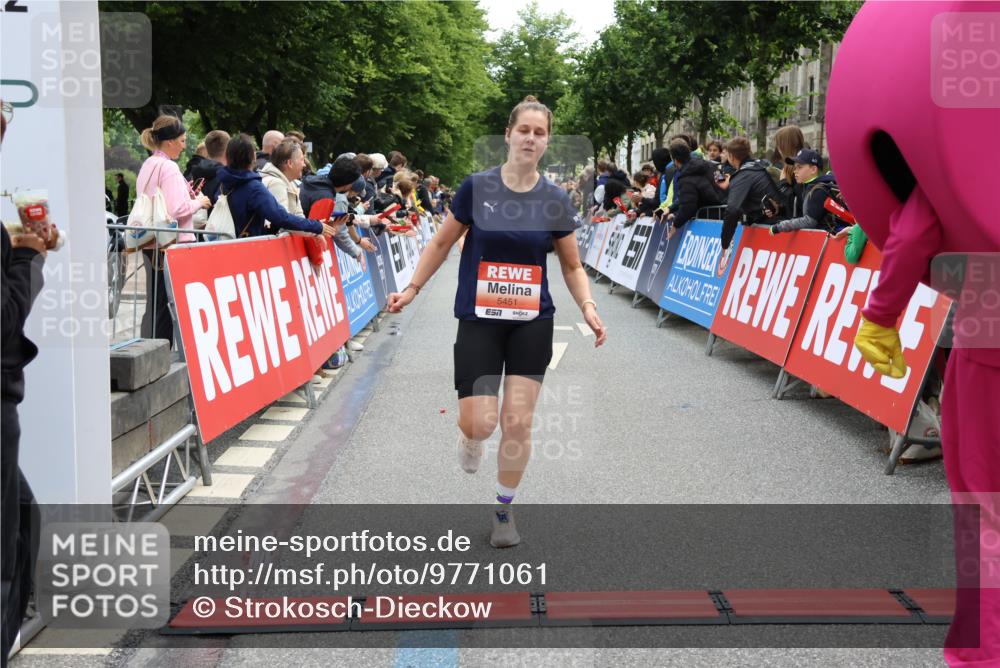 14.06.2026 - REWE Women's Run Strokosch-Dieckow http://msf.ph/oto/9771061 14.06.2026 10:56:12 Ziel 5277, 5451, 5979 meine-sportfotos.de