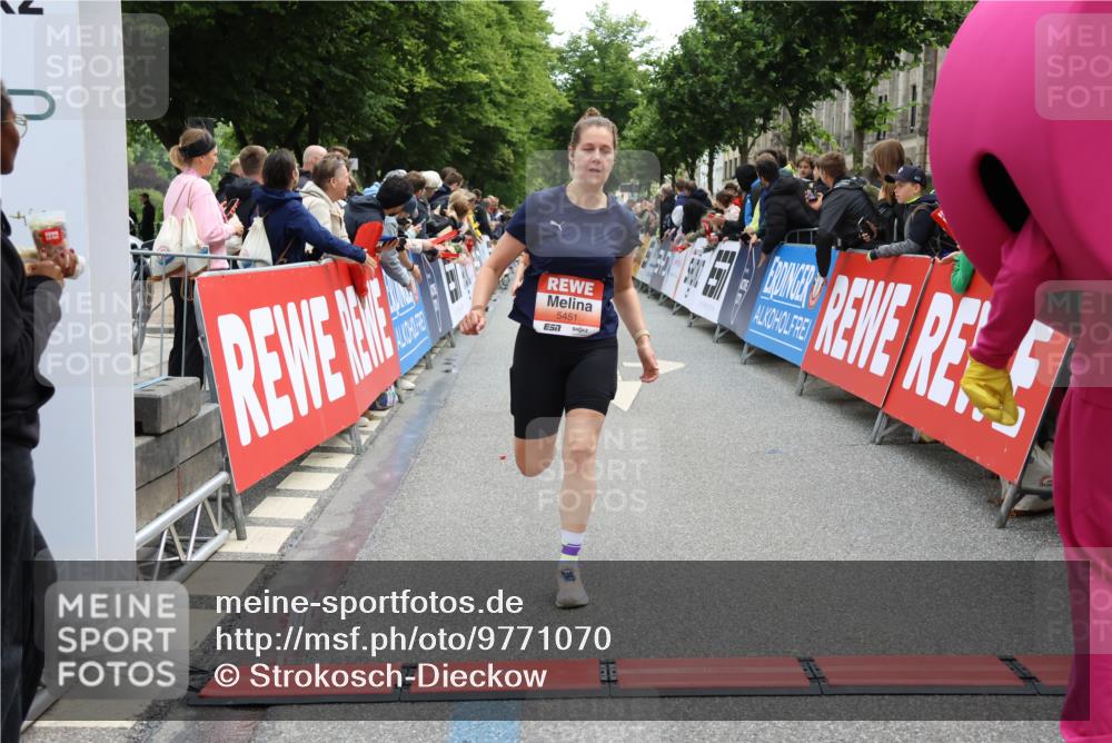 14.06.2026 - REWE Women's Run Strokosch-Dieckow http://msf.ph/oto/9771070 14.06.2026 10:56:12 Ziel 5277, 5451, 5979 meine-sportfotos.de