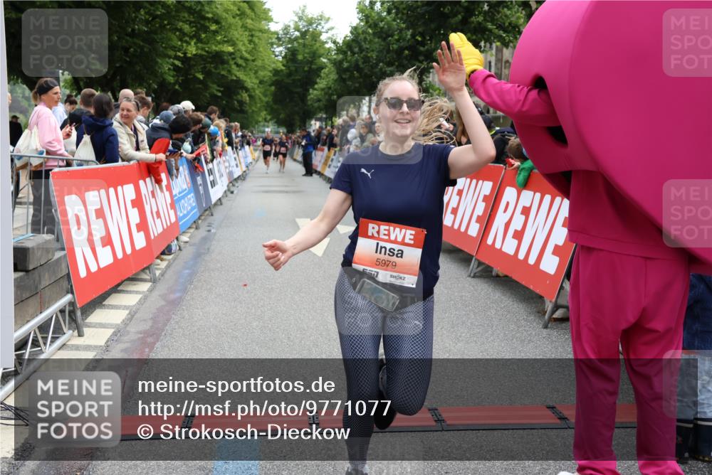 14.06.2026 - REWE Women's Run Strokosch-Dieckow http://msf.ph/oto/9771077 14.06.2026 10:56:05 Ziel 5207, 5527, 5979 meine-sportfotos.de