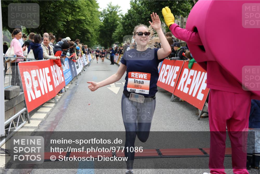 14.06.2026 - REWE Women's Run Strokosch-Dieckow http://msf.ph/oto/9771086 14.06.2026 10:56:05 Ziel 5207, 5527, 5979 meine-sportfotos.de