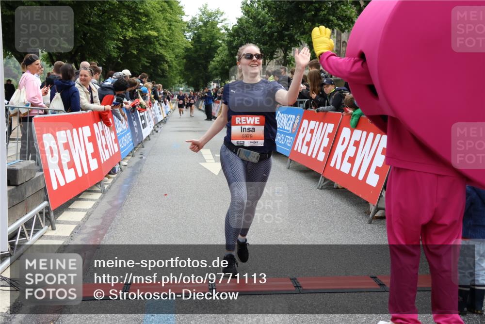14.06.2026 - REWE Women's Run Strokosch-Dieckow http://msf.ph/oto/9771113 14.06.2026 10:56:04 Ziel 5207, 5527, 5979 meine-sportfotos.de