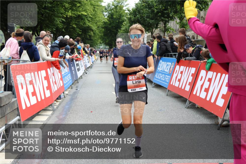 14.06.2026 - REWE Women's Run Strokosch-Dieckow http://msf.ph/oto/9771152 14.06.2026 10:56:03 Ziel 5207, 5527, 5979 meine-sportfotos.de