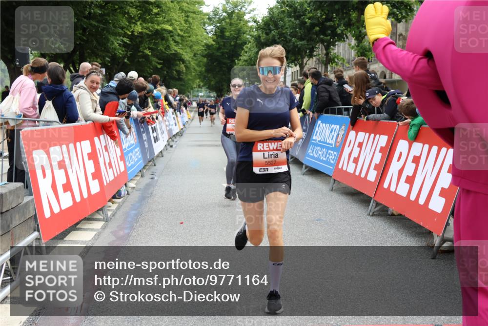 14.06.2026 - REWE Women's Run Strokosch-Dieckow http://msf.ph/oto/9771164 14.06.2026 10:56:03 Ziel 5207, 5527, 5979 meine-sportfotos.de
