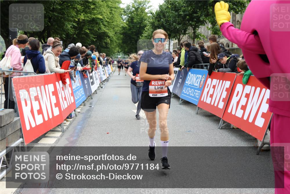 14.06.2026 - REWE Women's Run Strokosch-Dieckow http://msf.ph/oto/9771184 14.06.2026 10:56:03 Ziel 5207, 5527, 5979 meine-sportfotos.de
