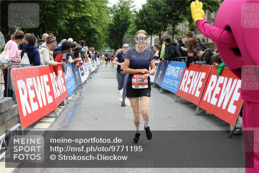 14.06.2026 - REWE Women's Run Strokosch-Dieckow http://msf.ph/oto/9771195 14.06.2026 10:56:03 Ziel 5207, 5527, 5979 meine-sportfotos.de
