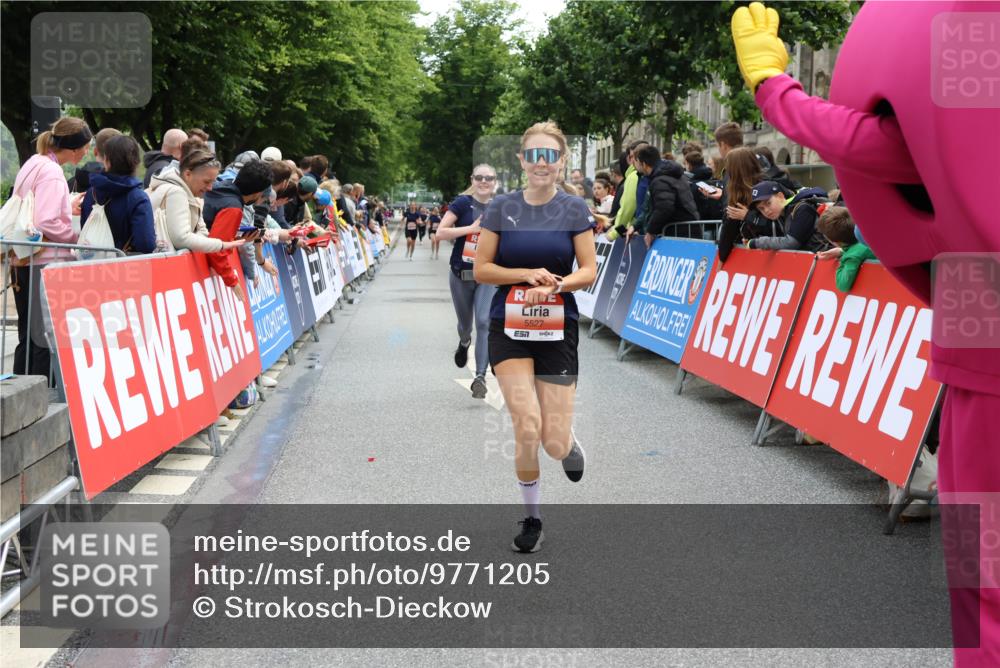 14.06.2026 - REWE Women's Run Strokosch-Dieckow http://msf.ph/oto/9771205 14.06.2026 10:56:03 Ziel 5207, 5527, 5979 meine-sportfotos.de
