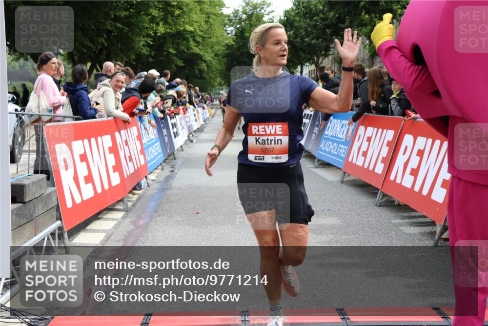 14.06.2026 - REWE Women's Run Strokosch-Dieckow http://msf.ph/oto/9771214 14.06.2026 10:55:57 Ziel 5207 meine-sportfotos.de