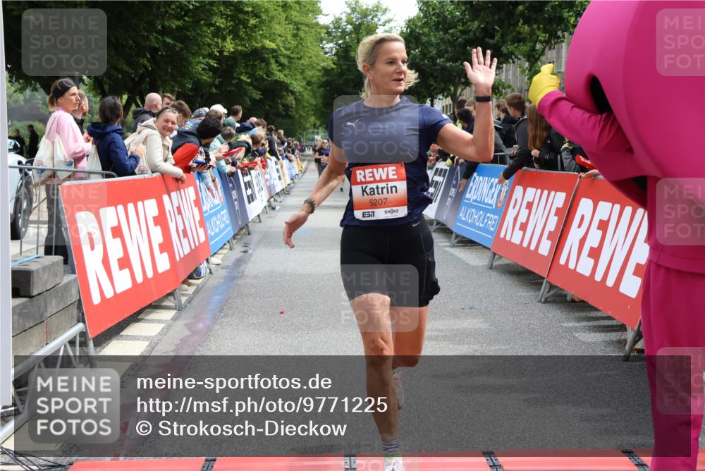 14.06.2026 - REWE Women's Run Strokosch-Dieckow http://msf.ph/oto/9771225 14.06.2026 10:55:57 Ziel 5207 meine-sportfotos.de