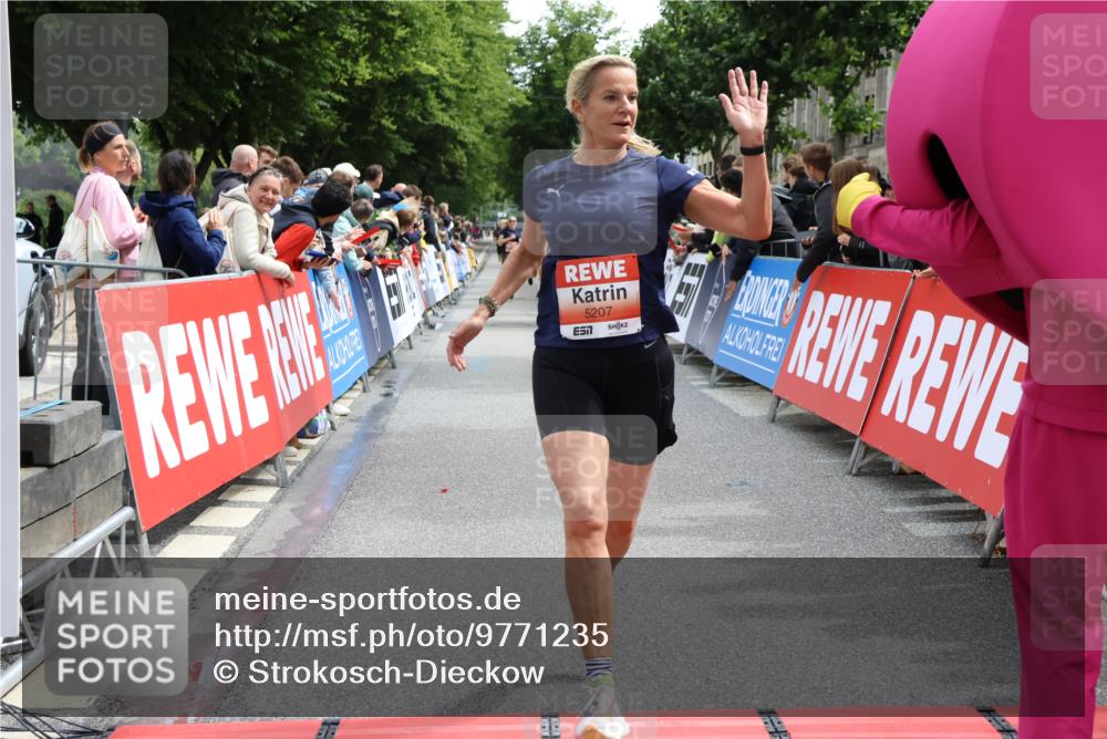 14.06.2026 - REWE Women's Run Strokosch-Dieckow http://msf.ph/oto/9771235 14.06.2026 10:55:57 Ziel 5207 meine-sportfotos.de