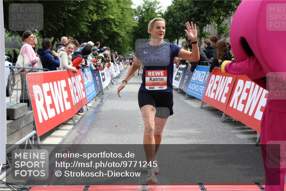 14.06.2026 - REWE Women's Run Strokosch-Dieckow http://msf.ph/oto/9771245 14.06.2026 10:55:57 Ziel 5207 meine-sportfotos.de