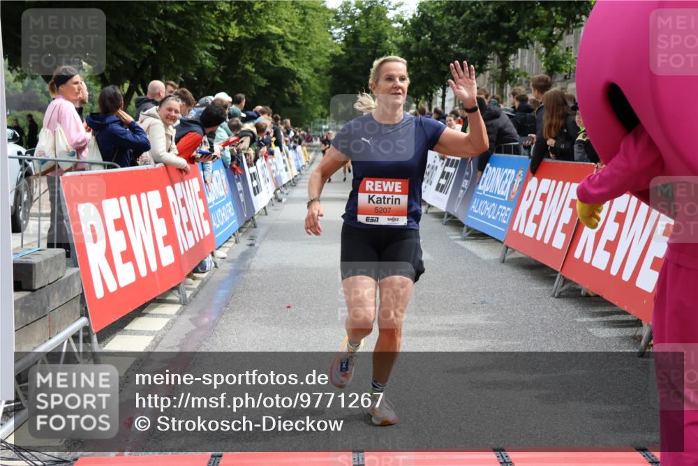 14.06.2026 - REWE Women's Run Strokosch-Dieckow http://msf.ph/oto/9771267 14.06.2026 10:55:57 Ziel 5207 meine-sportfotos.de