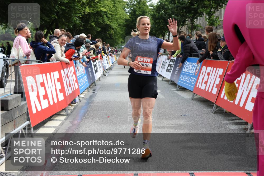 14.06.2026 - REWE Women's Run Strokosch-Dieckow http://msf.ph/oto/9771286 14.06.2026 10:55:57 Ziel 5207 meine-sportfotos.de