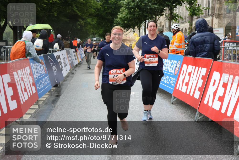 14.06.2026 - REWE Women's Run Strokosch-Dieckow http://msf.ph/oto/9771314 14.06.2026 11:11:11 Ziel 5123, 5254, 5554, 5575, 5606, 5617, 5915, 6027 meine-sportfotos.de