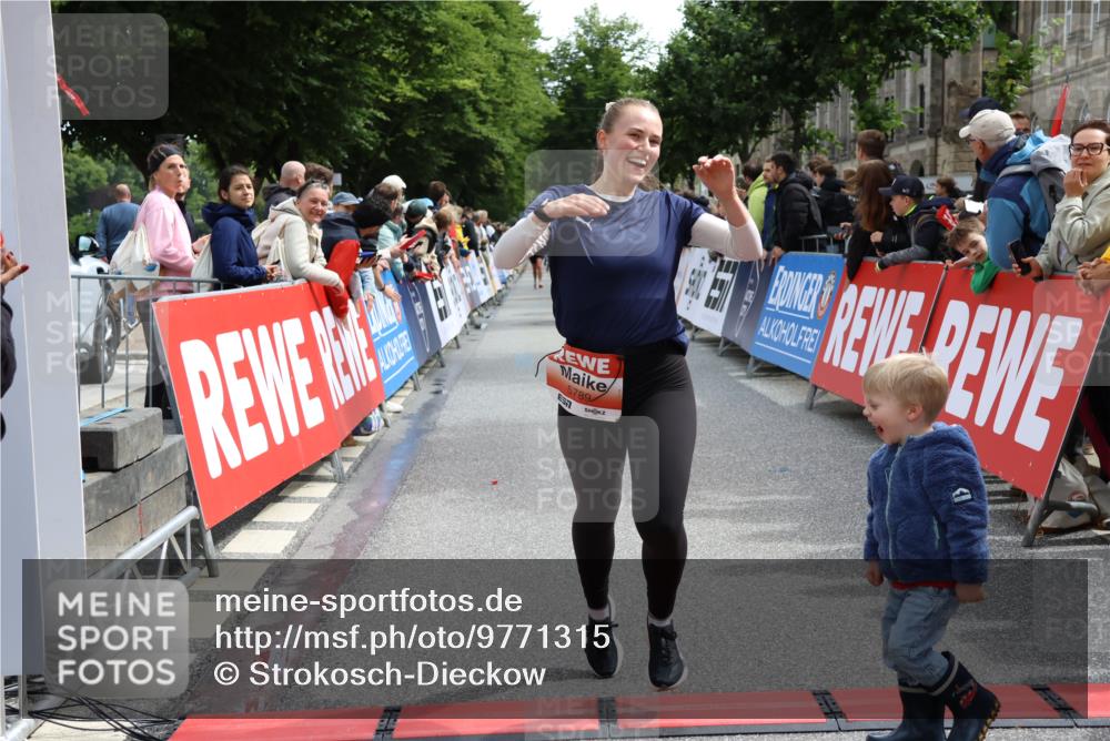 14.06.2026 - REWE Women's Run Strokosch-Dieckow http://msf.ph/oto/9771315 14.06.2026 10:55:48 Ziel 5250, 5695, 5789, 6069 meine-sportfotos.de