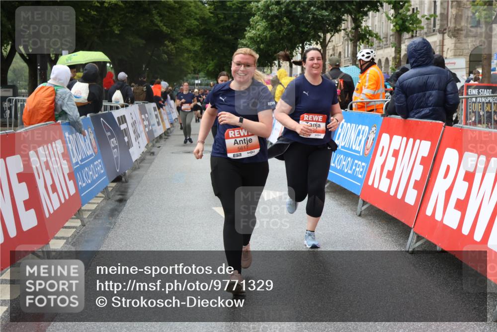 14.06.2026 - REWE Women's Run Strokosch-Dieckow http://msf.ph/oto/9771329 14.06.2026 11:11:11 Ziel 5123, 5254, 5554, 5575, 5606, 5617, 5915, 6027 meine-sportfotos.de