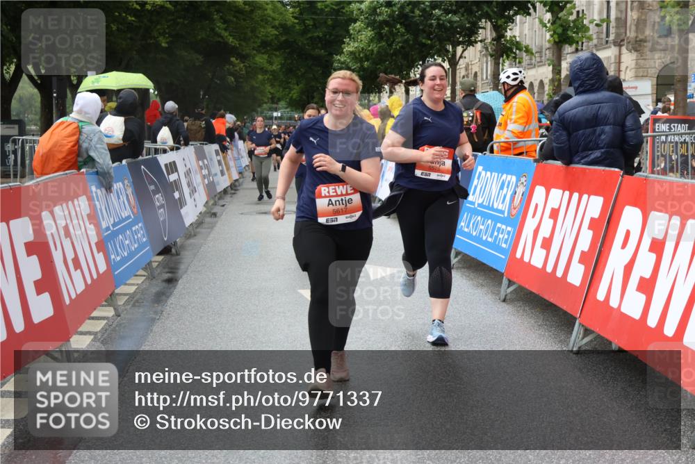 14.06.2026 - REWE Women's Run Strokosch-Dieckow http://msf.ph/oto/9771337 14.06.2026 11:11:11 Ziel 5123, 5254, 5554, 5575, 5606, 5617, 5915, 6027 meine-sportfotos.de