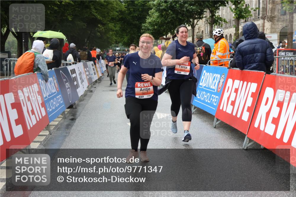 14.06.2026 - REWE Women's Run Strokosch-Dieckow http://msf.ph/oto/9771347 14.06.2026 11:11:11 Ziel 5123, 5254, 5554, 5575, 5606, 5617, 5915, 6027 meine-sportfotos.de