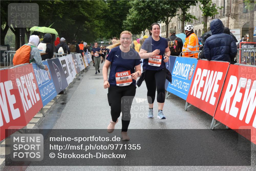 14.06.2026 - REWE Women's Run Strokosch-Dieckow http://msf.ph/oto/9771355 14.06.2026 11:11:11 Ziel 5123, 5254, 5554, 5575, 5606, 5617, 5915, 6027 meine-sportfotos.de