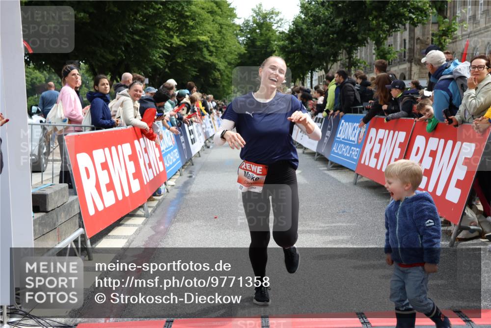 14.06.2026 - REWE Women's Run Strokosch-Dieckow http://msf.ph/oto/9771358 14.06.2026 10:55:48 Ziel 5250, 5695, 5789, 6069 meine-sportfotos.de