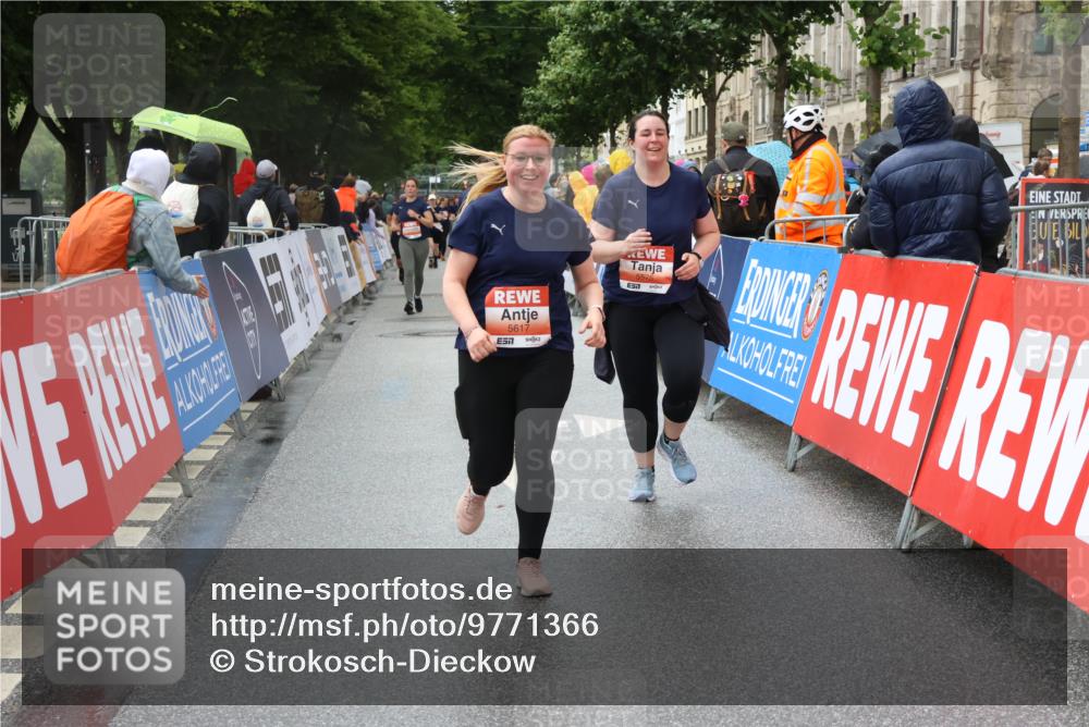 14.06.2026 - REWE Women's Run Strokosch-Dieckow http://msf.ph/oto/9771366 14.06.2026 11:11:11 Ziel 5123, 5254, 5554, 5575, 5606, 5617, 5915, 6027 meine-sportfotos.de
