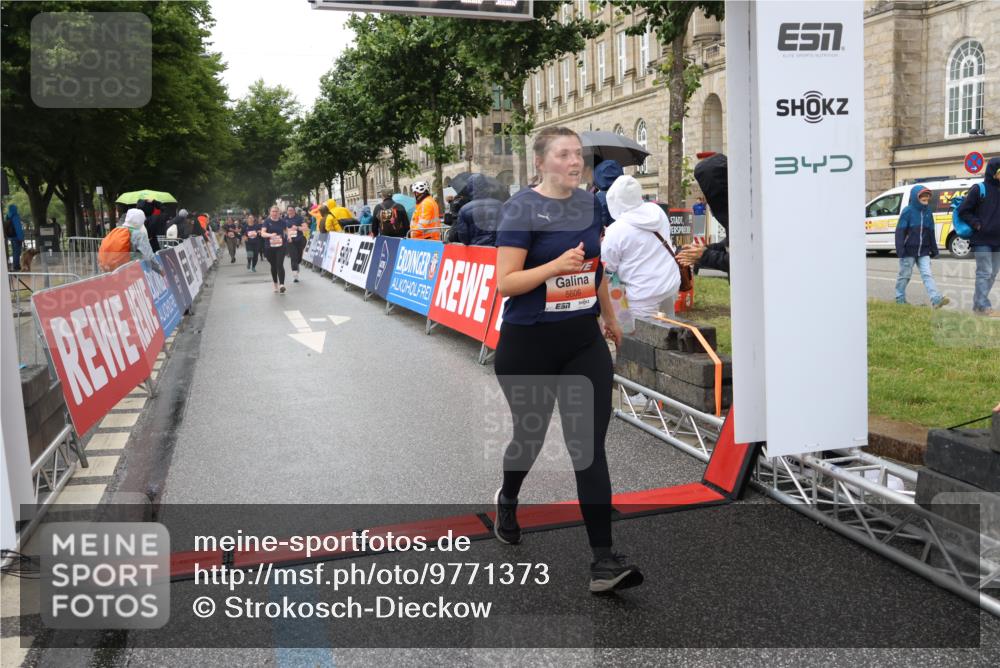 14.06.2026 - REWE Women's Run Strokosch-Dieckow http://msf.ph/oto/9771373 14.06.2026 11:11:07 Ziel 5123, 5254, 5554, 5606, 5763, 5879, 5915 meine-sportfotos.de