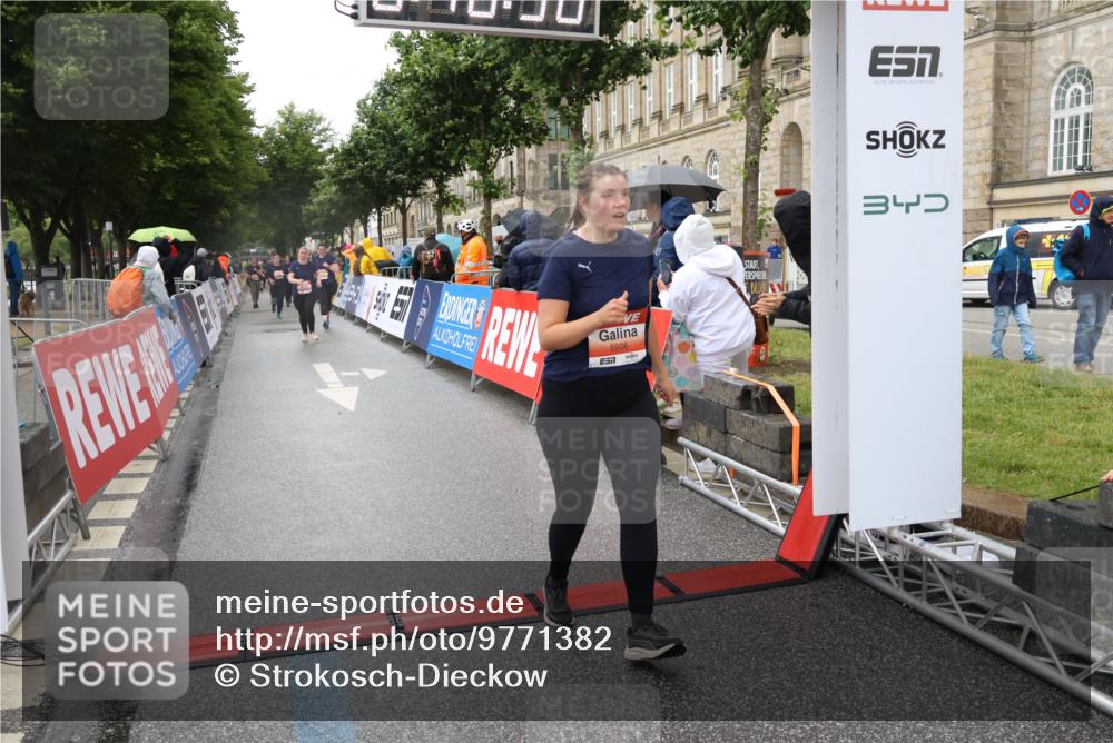 14.06.2026 - REWE Women's Run Strokosch-Dieckow http://msf.ph/oto/9771382 14.06.2026 11:11:07 Ziel 5123, 5254, 5554, 5606, 5763, 5879, 5915 meine-sportfotos.de