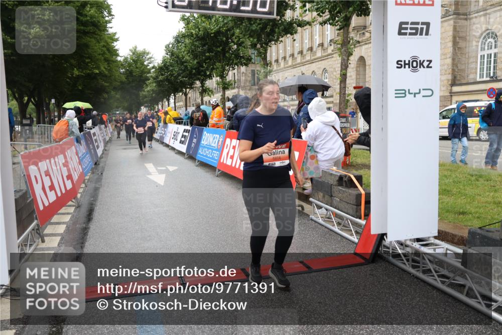 14.06.2026 - REWE Women's Run Strokosch-Dieckow http://msf.ph/oto/9771391 14.06.2026 11:11:07 Ziel 5123, 5254, 5554, 5606, 5763, 5879, 5915 meine-sportfotos.de
