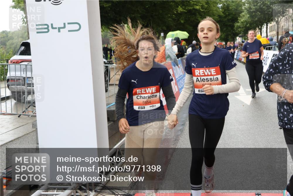 14.06.2026 - REWE Women's Run Strokosch-Dieckow http://msf.ph/oto/9771398 14.06.2026 11:11:04 Ziel 5123, 5254, 5316, 5554, 5606, 5763, 5879, 5915 meine-sportfotos.de