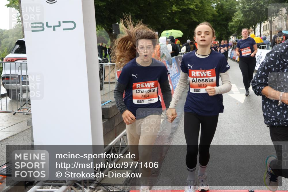 14.06.2026 - REWE Women's Run Strokosch-Dieckow http://msf.ph/oto/9771406 14.06.2026 11:11:04 Ziel 5123, 5254, 5316, 5554, 5606, 5763, 5879, 5915 meine-sportfotos.de
