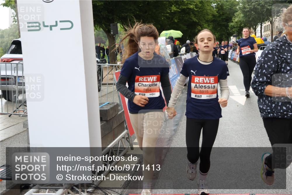 14.06.2026 - REWE Women's Run Strokosch-Dieckow http://msf.ph/oto/9771413 14.06.2026 11:11:04 Ziel 5123, 5254, 5316, 5554, 5606, 5763, 5879, 5915 meine-sportfotos.de