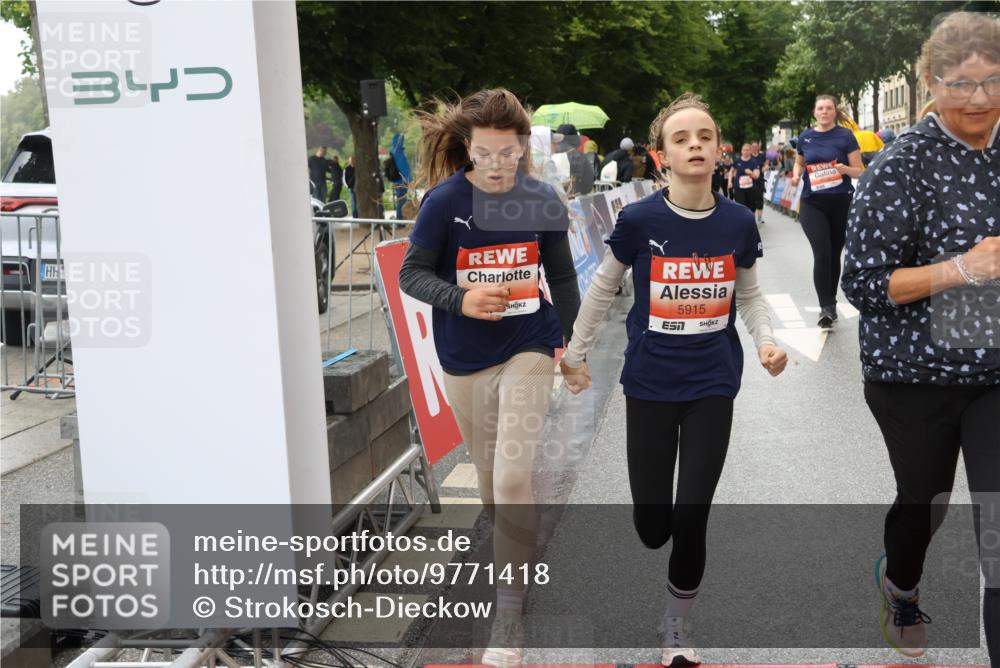 14.06.2026 - REWE Women's Run Strokosch-Dieckow http://msf.ph/oto/9771418 14.06.2026 11:11:04 Ziel 5123, 5254, 5316, 5554, 5606, 5763, 5879, 5915 meine-sportfotos.de