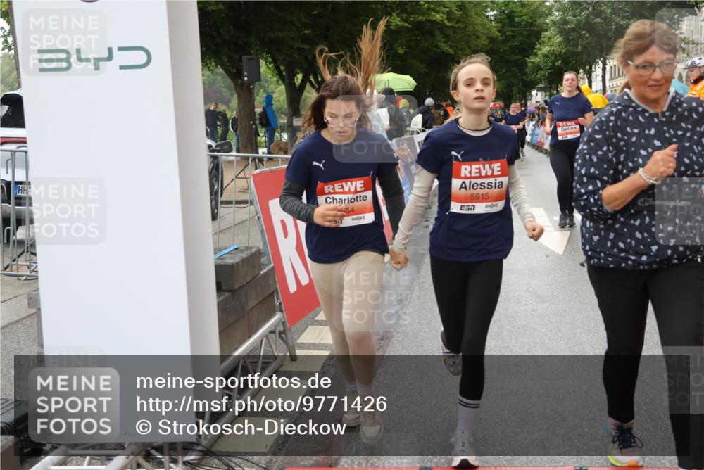 14.06.2026 - REWE Women's Run Strokosch-Dieckow http://msf.ph/oto/9771426 14.06.2026 11:11:03 Ziel 5123, 5254, 5316, 5554, 5606, 5763, 5879, 5915 meine-sportfotos.de