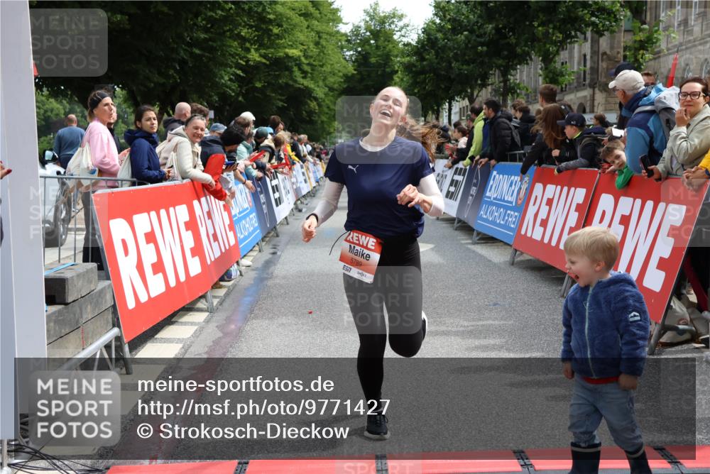 14.06.2026 - REWE Women's Run Strokosch-Dieckow http://msf.ph/oto/9771427 14.06.2026 10:55:48 Ziel 5250, 5695, 5789, 6069 meine-sportfotos.de