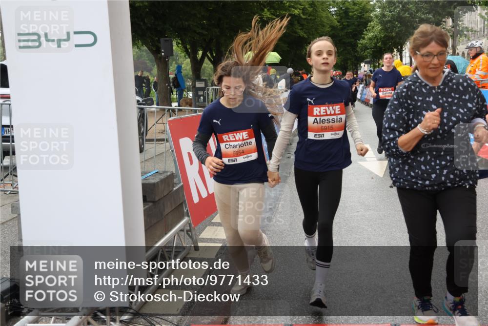 14.06.2026 - REWE Women's Run Strokosch-Dieckow http://msf.ph/oto/9771433 14.06.2026 11:11:03 Ziel 5123, 5254, 5316, 5554, 5606, 5763, 5879, 5915 meine-sportfotos.de