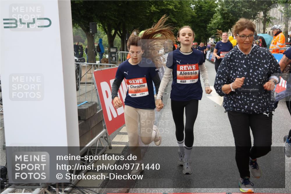 14.06.2026 - REWE Women's Run Strokosch-Dieckow http://msf.ph/oto/9771440 14.06.2026 11:11:03 Ziel 5123, 5254, 5316, 5554, 5606, 5763, 5879, 5915 meine-sportfotos.de